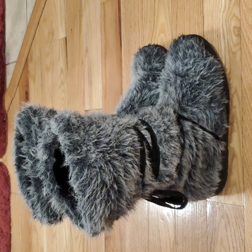 Fuzzy boots - Picture 2 of 11